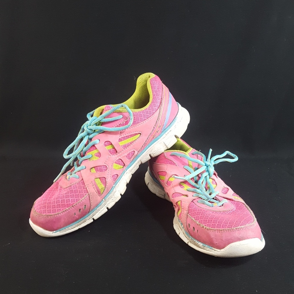 Tennis shoes